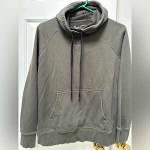 Under Armour DkGray Pullover Sweatshirt w/hood, drawstrings. Pouch pocket front.
